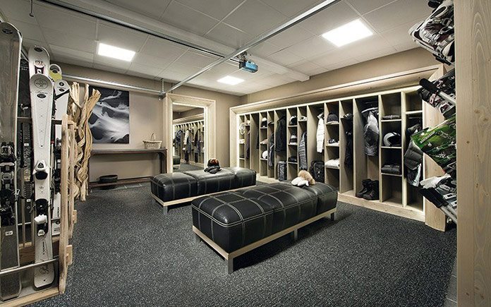 chalet-black-pearl-ski-room