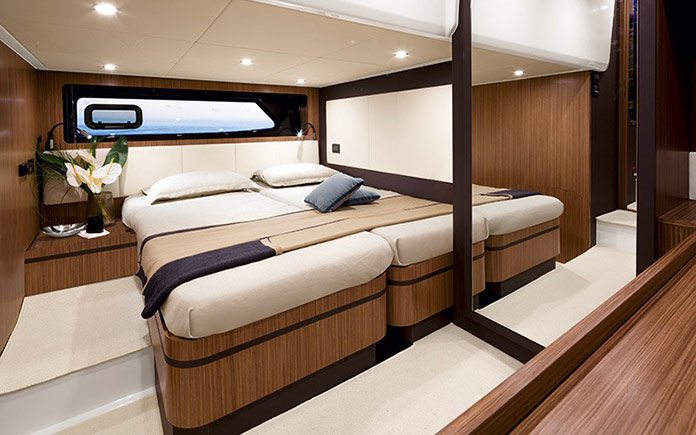 yacht-azimut-atlantis-43-guest-cabin-queen-size-bed