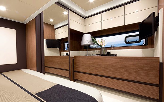 yacht-azimut-atlantis-43-guest-cabin-with-chest