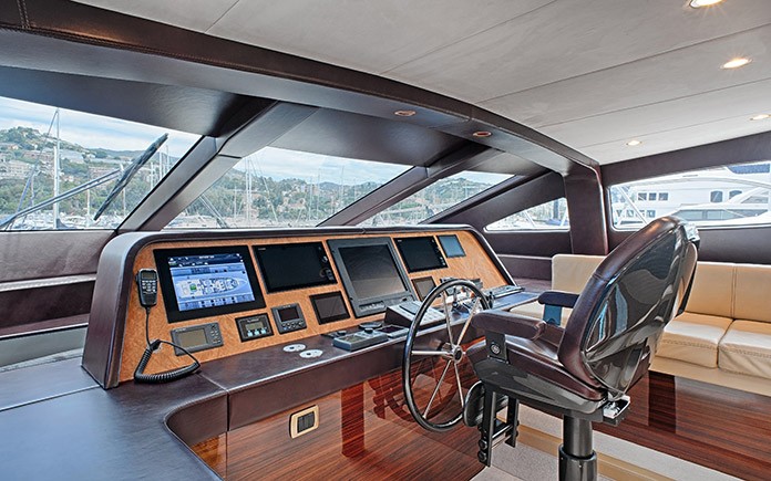 yacht-amer-cento-wheelhouse